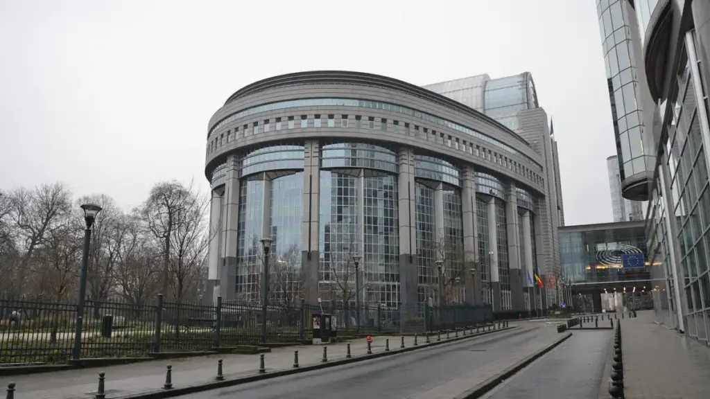 Комітети Європарламенту підтримали пом'якшення норм CO₂ для авто з 2035 року