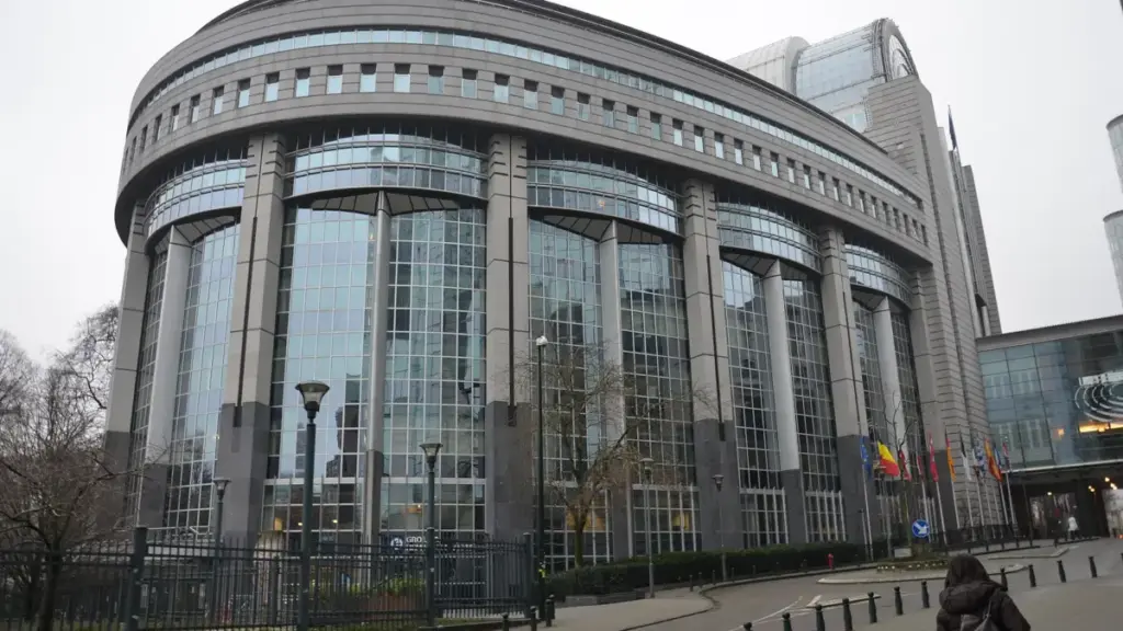 Комітети Європарламенту підтримали пом'якшення норм CO₂ для авто з 2035 року