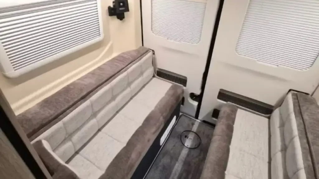 Компактний дім на колесах WildAx Mercury побудований на базі Ford Transit