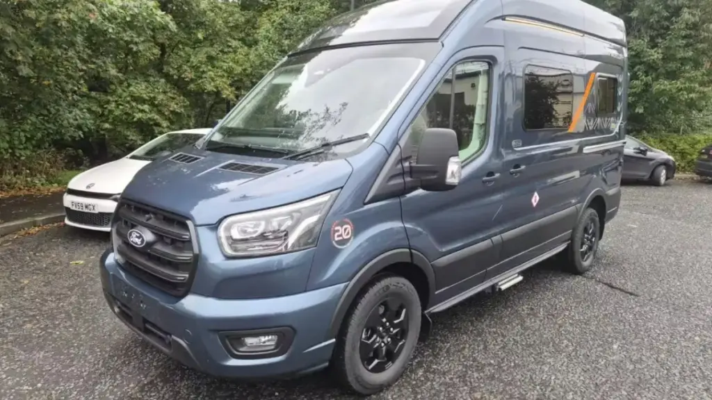 Компактний дім на колесах WildAx Mercury побудований на базі Ford Transit