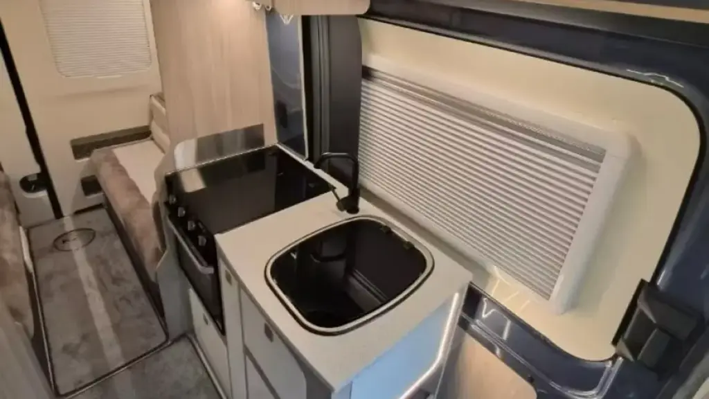 Компактний дім на колесах WildAx Mercury побудований на базі Ford Transit