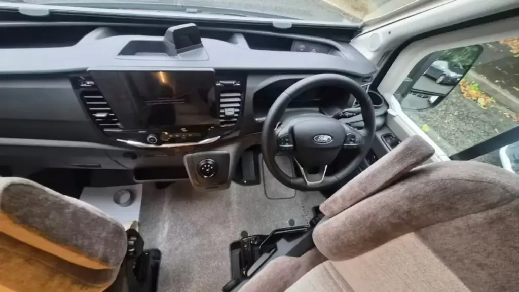 Компактний дім на колесах WildAx Mercury побудований на базі Ford Transit