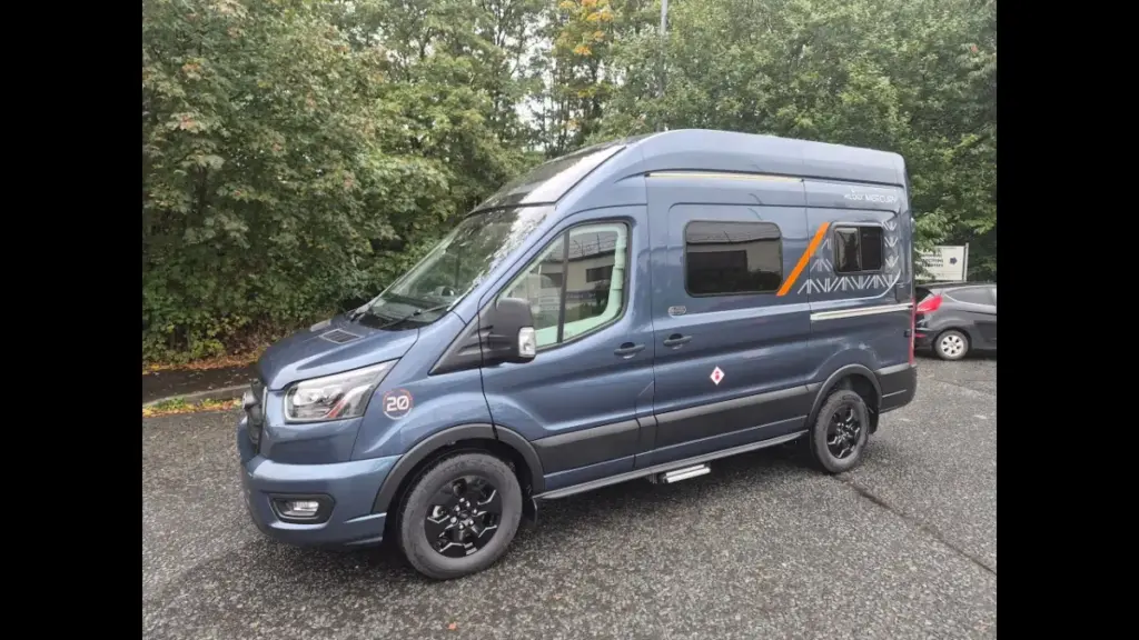 Компактний дім на колесах WildAx Mercury побудований на базі Ford Transit