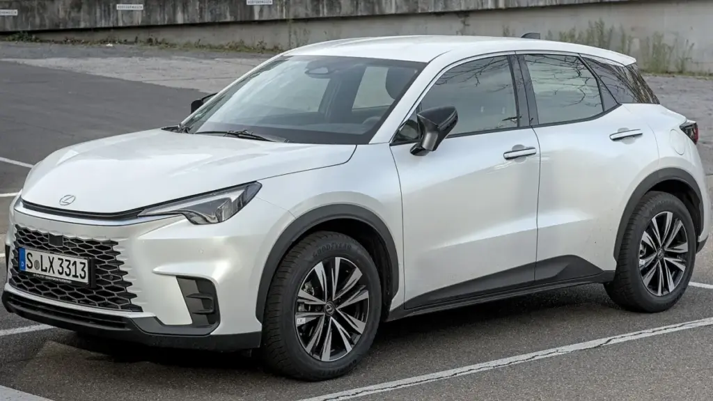 Компактний кросовер Lexus LBX отримав оновлення на домашньому ринку