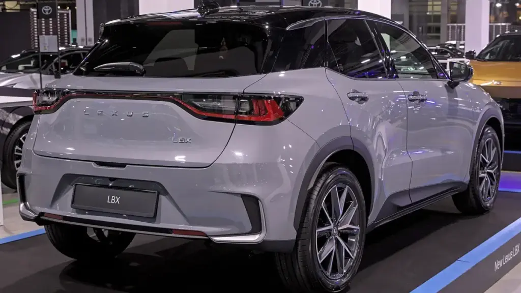 Компактний кросовер Lexus LBX отримав оновлення на домашньому ринку