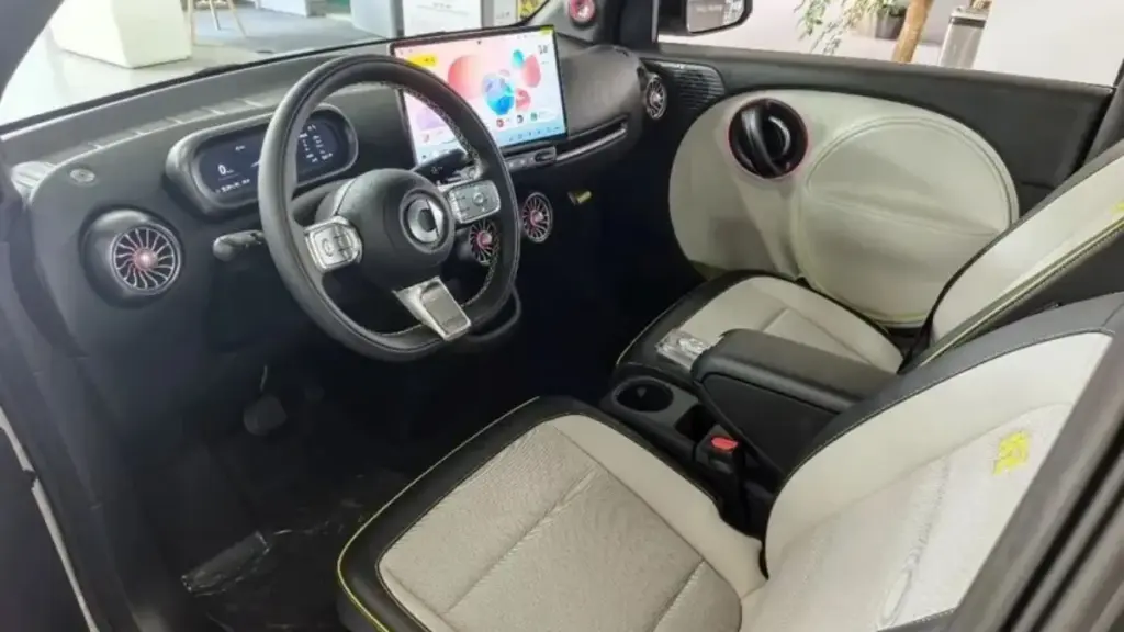 Компактний міський електромобіль Smart #2 з'явився у дилерів у Китаї