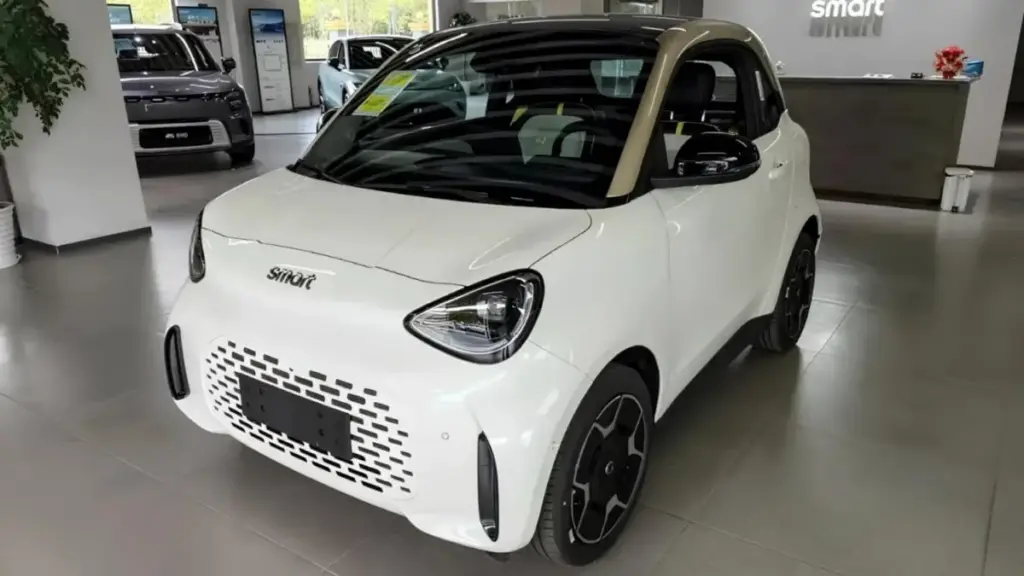 Компактний міський електромобіль Smart #2 з'явився у дилерів у Китаї