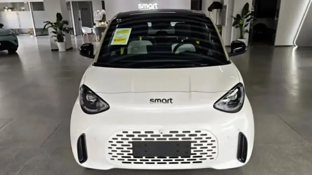 Компактний міський електромобіль Smart #2 з'явився у дилерів у Китаї