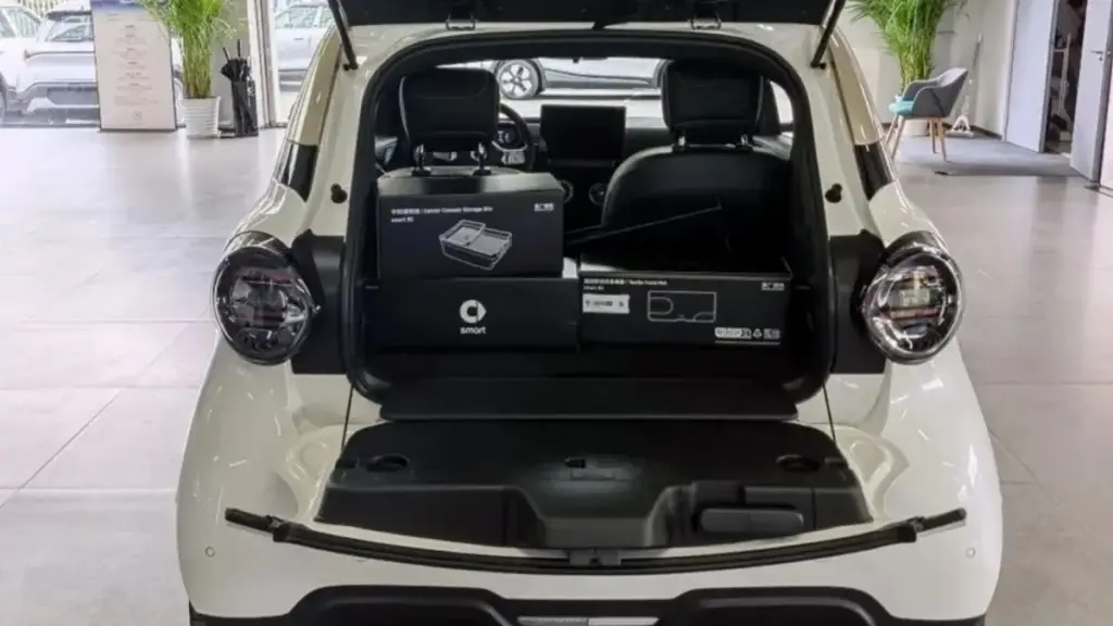Компактний міський електромобіль Smart #2 з'явився у дилерів у Китаї