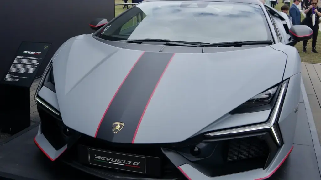 Lamborghini показала інтер'єр трекової новинки Revuelto SV
