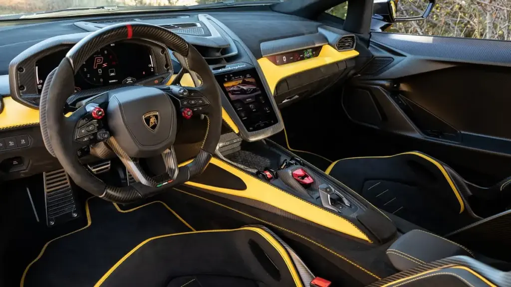 Lamborghini показала інтер'єр трекової новинки Revuelto SV