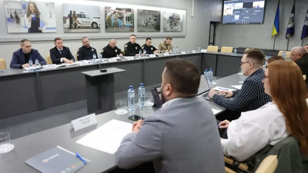 МВС та експерти обговорили правила володіння цивільною зброєю в Україні