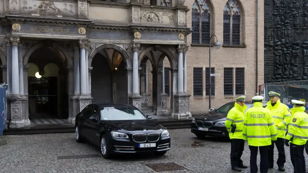 МВС та кіберполіція застерігають від шахраїв при замовленні VIP-номерів