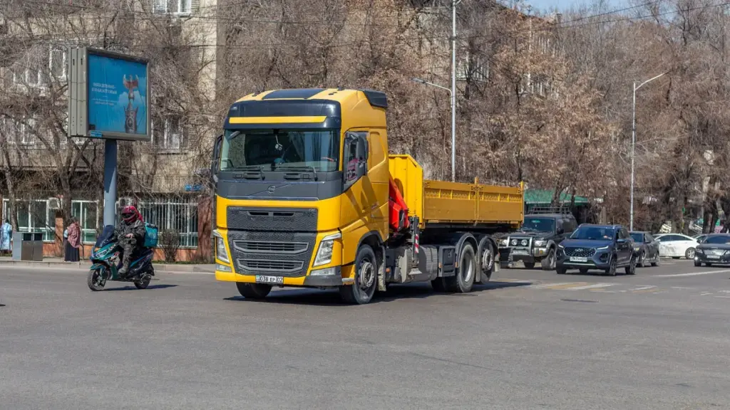 «Нова пошта» отримала перші нові вантажівки Volvo FH