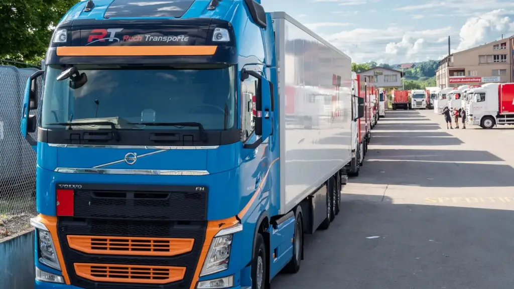 «Нова пошта» отримала перші нові вантажівки Volvo FH