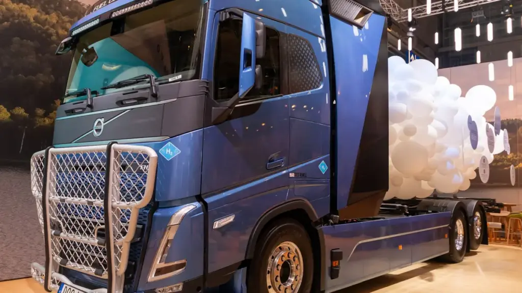 «Нова пошта» отримала перші нові вантажівки Volvo FH