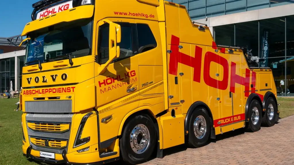 «Нова пошта» отримала перші нові вантажівки Volvo FH
