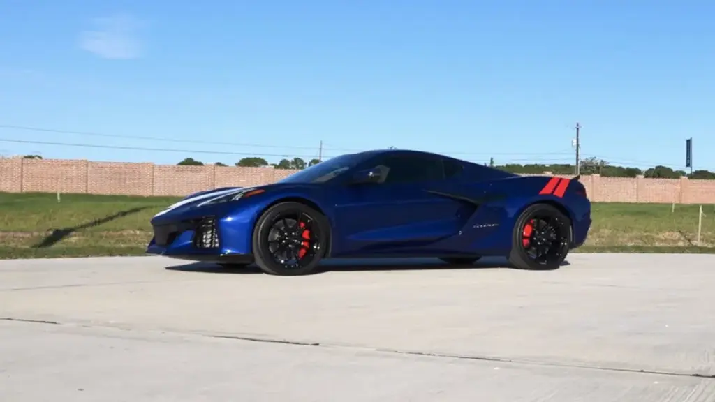 Новий Chevrolet Corvette Grand Sport заблокувався посеред дороги через глюк