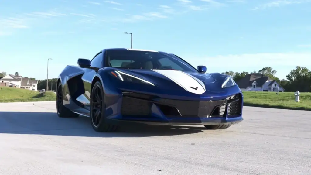 Новий Chevrolet Corvette Grand Sport заблокувався посеред дороги через глюк