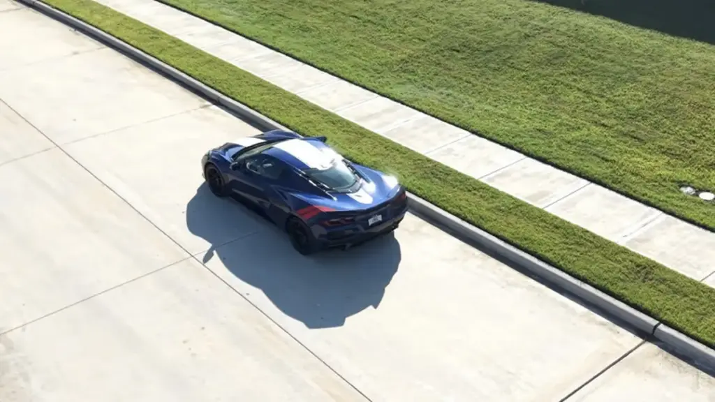 Новий Chevrolet Corvette Grand Sport заблокувався посеред дороги через глюк