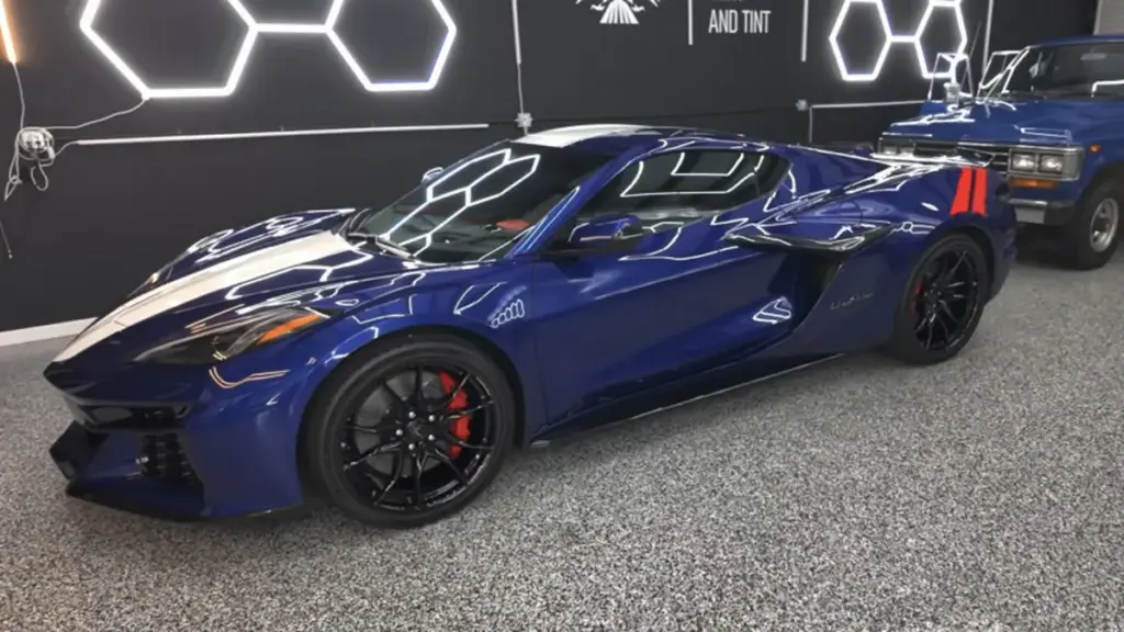 Новий Chevrolet Corvette Grand Sport заблокувався посеред дороги через глюк