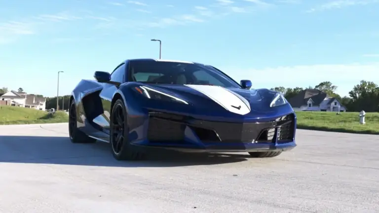 Новий Chevrolet Corvette Grand Sport заблокувався посеред дороги через глюк