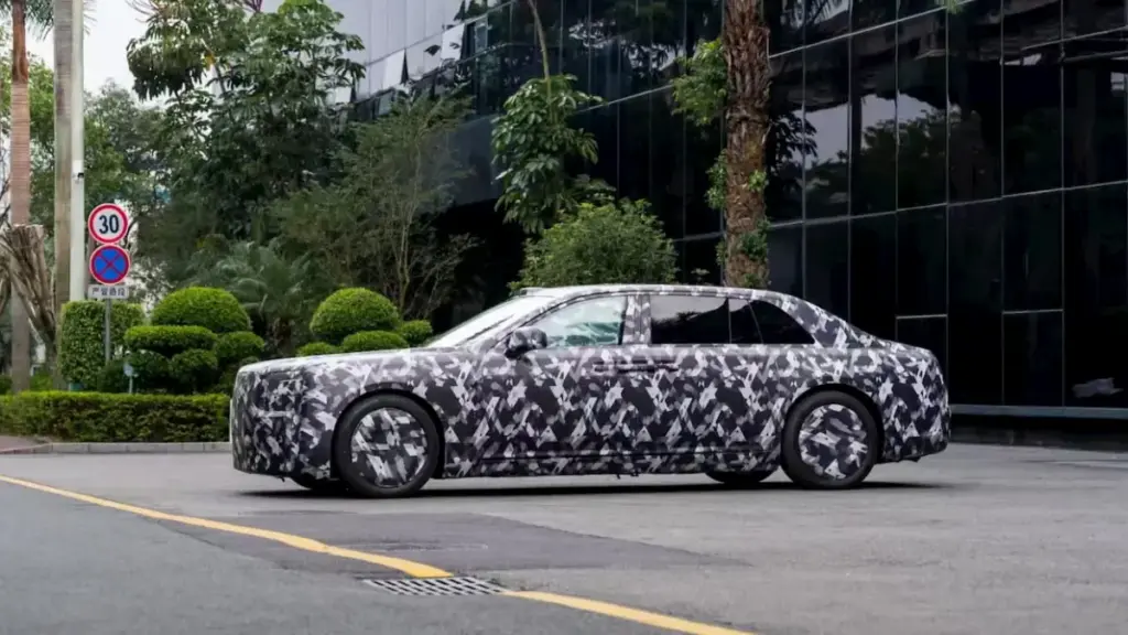 Новий розкішний флагманський електроседан BYD дебютує за межами Китаю