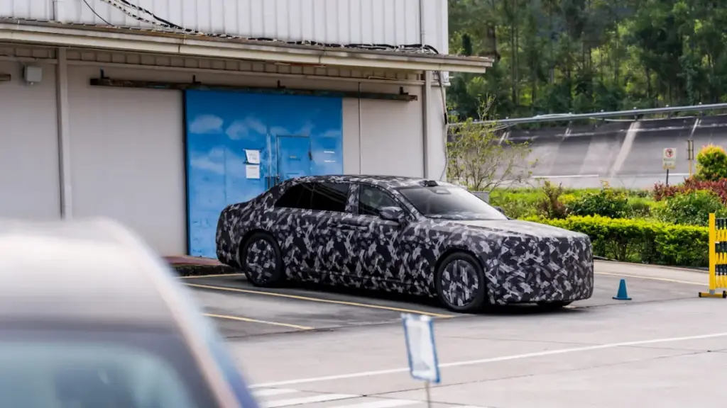 Новий розкішний флагманський електроседан BYD дебютує за межами Китаю