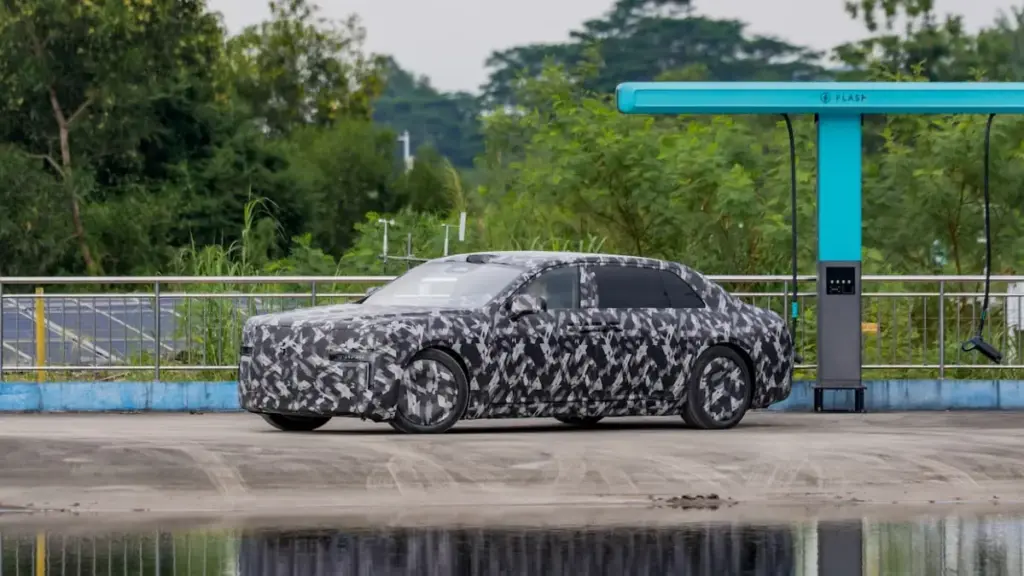Новий розкішний флагманський електроседан BYD дебютує за межами Китаю