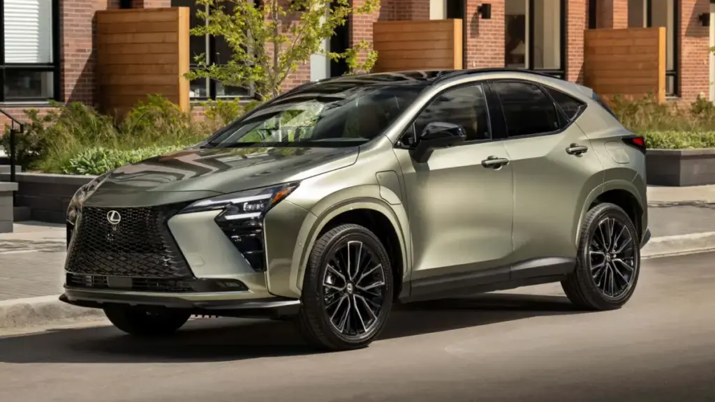 Оновлений кросовер Lexus NX відмовився від бензинових версій і отримав більшу батарею