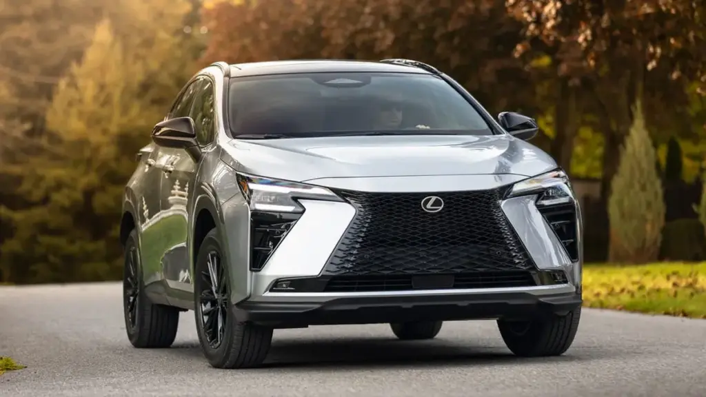 Оновлений кросовер Lexus NX відмовився від бензинових версій і отримав більшу батарею