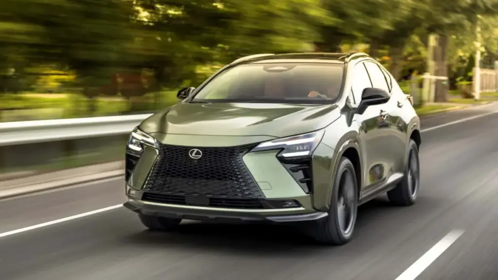 Оновлений кросовер Lexus NX відмовився від бензинових версій і отримав більшу батарею