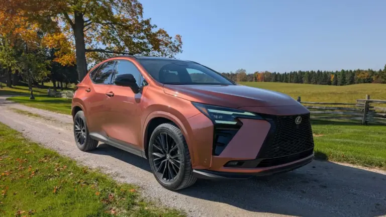 Оновлений Lexus NX перейшов виключно на гібриди та отримав тихіший салон