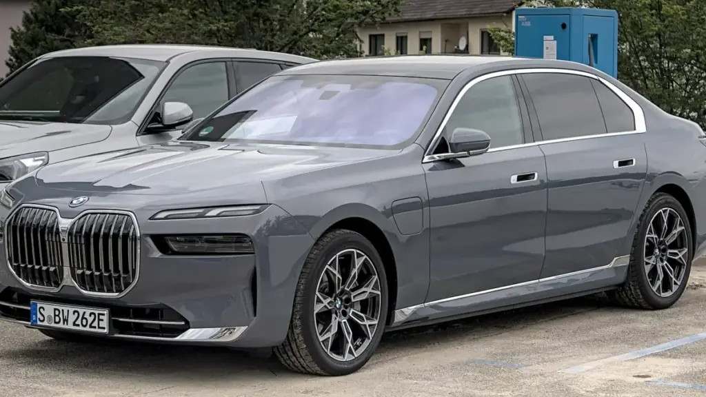 Оновлений седан BMW i7 отримав батареї з Neue Klasse та запас ходу до 600 км