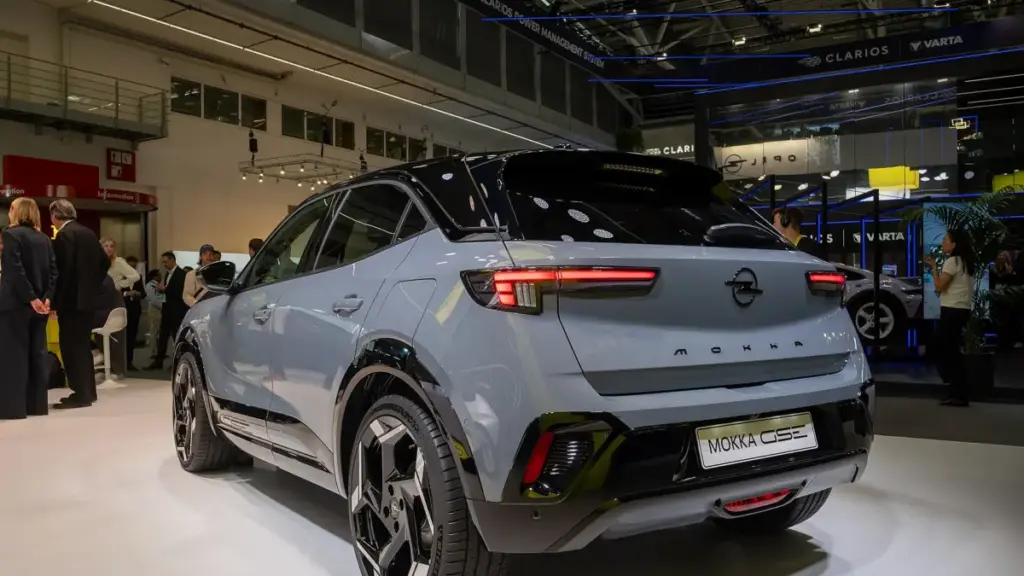Opel показав у Парижі нові спортивні та електричні кросовери