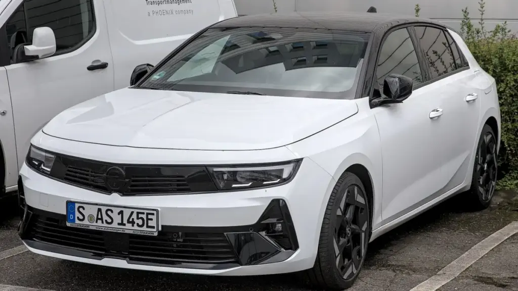 Opel випустив нову доступну версію Astra Start із гібридом та електромотором