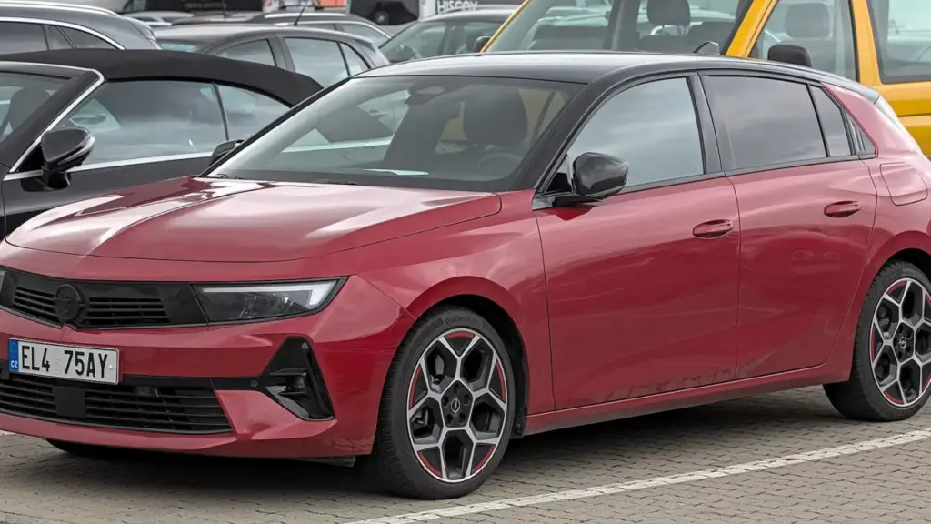 Opel випустив нову доступну версію Astra Start із гібридом та електромотором