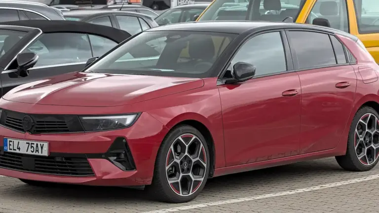 Opel випустив нову доступну версію Astra Start із гібридом та електромотором