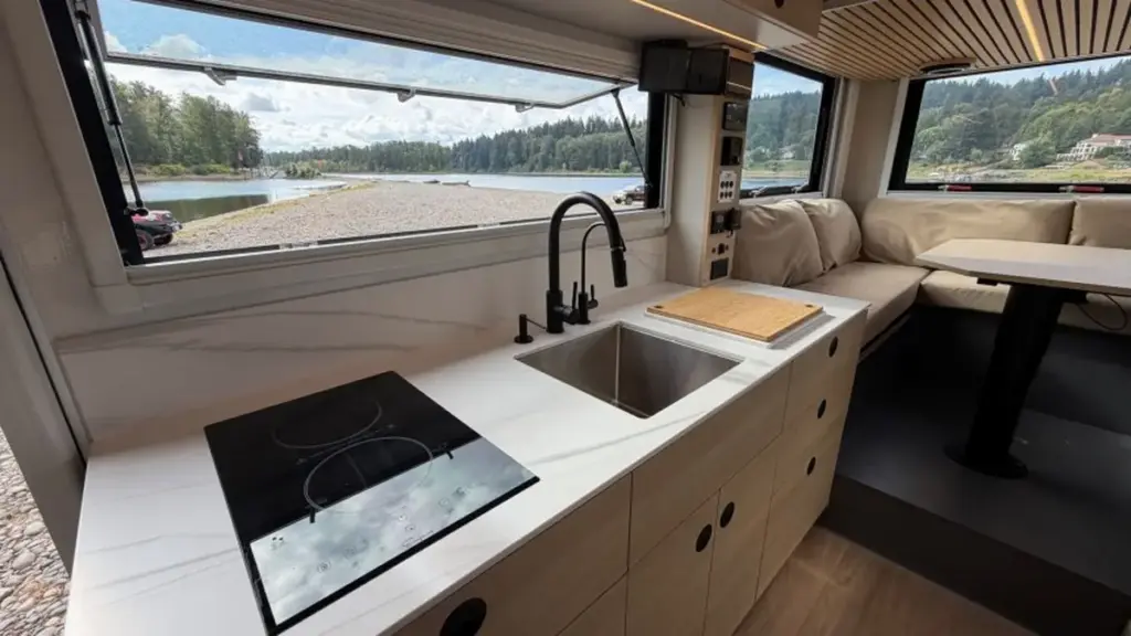 Overland Van Project представив експедиційний кемпер Tahoma E