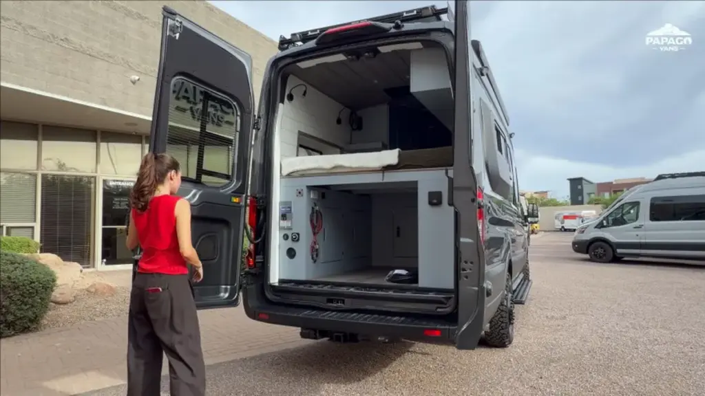 Papago Vans представила новий дім на колесах на базі Ford Transit