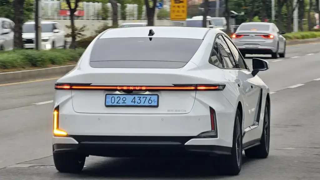 Перший електроседан Lexus ES 350e вийшов на тести перед дебютом