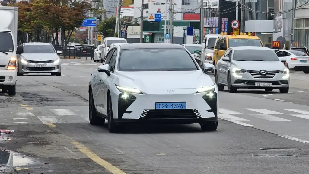 Перший електроседан Lexus ES 350e вийшов на тести перед дебютом