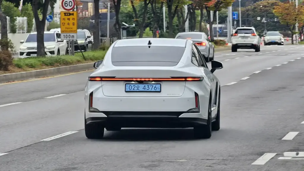 Перший електроседан Lexus ES 350e вийшов на тести перед дебютом