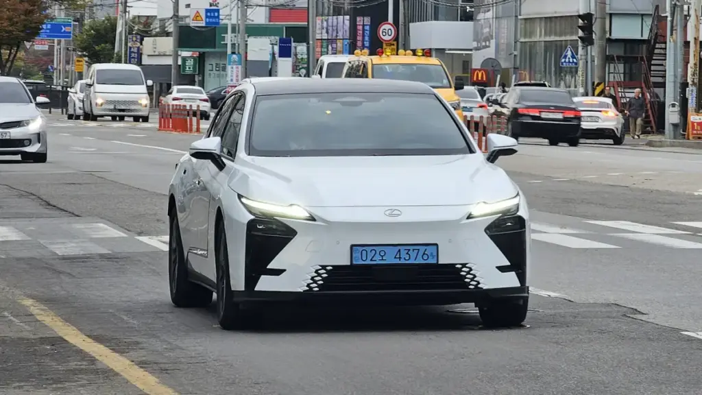 Перший електроседан Lexus ES 350e вийшов на тести перед дебютом