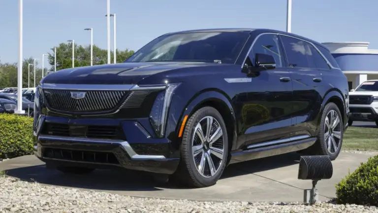 Пожежа в автосалоні знищила шість електричних Cadillac Escalade IQ