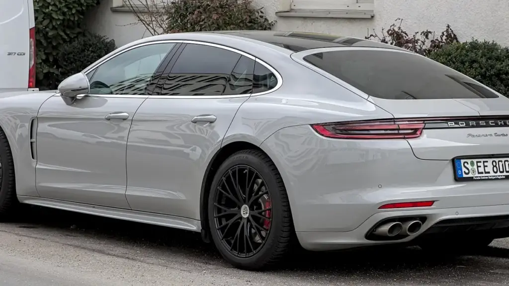 Porsche готує оновлення для Panamera: перші рендери дизайну