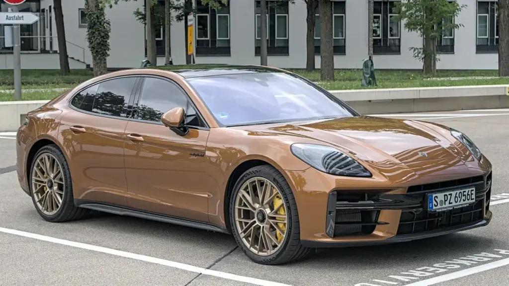 Porsche готує оновлення для Panamera: перші рендери дизайну