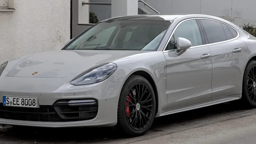 Porsche готує оновлення для Panamera: перші рендери дизайну