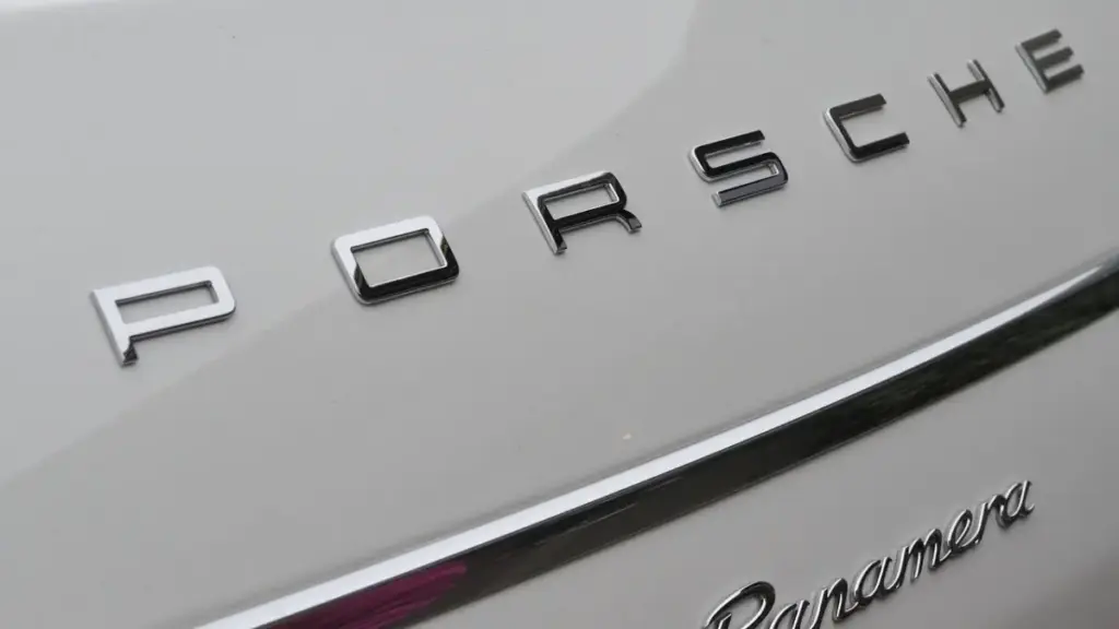 Porsche готує оновлення для Panamera: перші рендери дизайну
