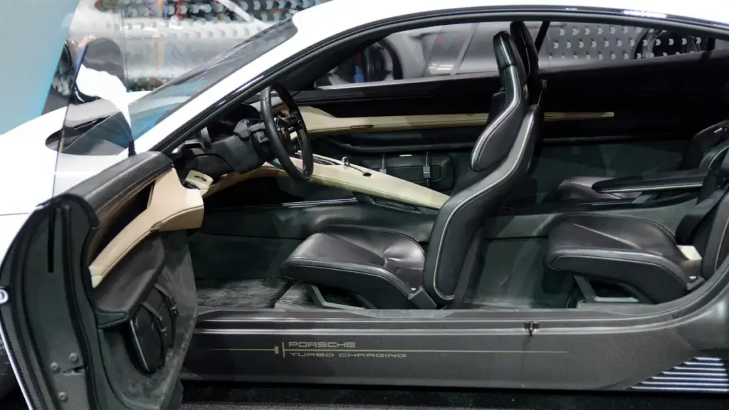 Porsche пояснила відмову від повністю електричного суперкара